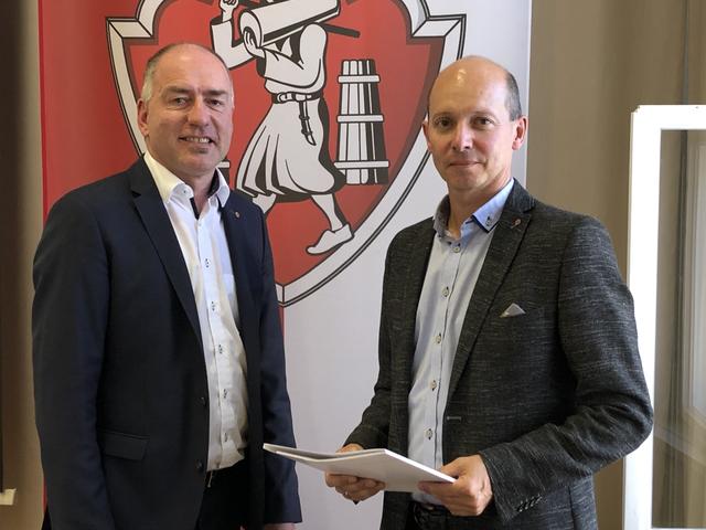 Harald Wasserbacher (r.) ist von Bürgermeister Alexander Stangassinger als neuer Stadtrat angelobt worden. Er folgt auf Marco Sampl.