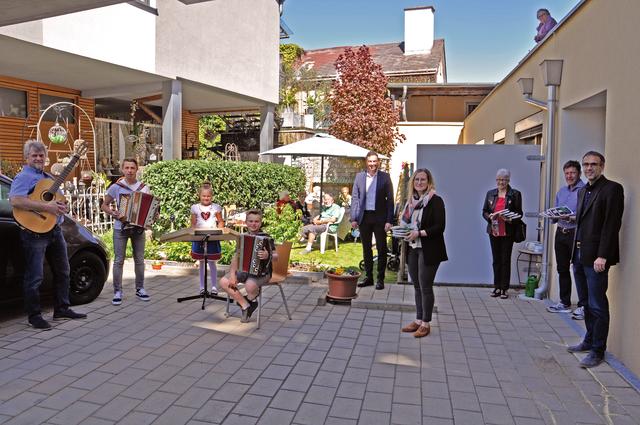 Die Bärnbacher Stadtregierung überbrachte mit der Musikschule Muttertagsgrüße.