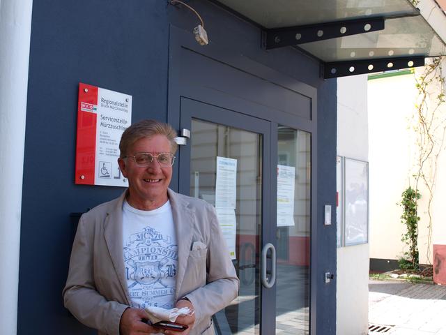 Franz Skazel vor den noch geschlossenen Türen der WKO Mürzzuschlag