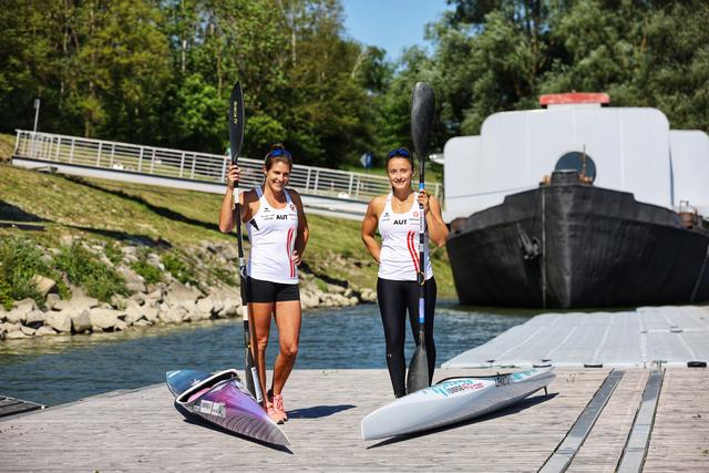 Viktoria Schwarz (l.) und Ana Lehaci (r.) dürfen auf der Regattastrecke in Ottensheim wieder aufs Wasser.