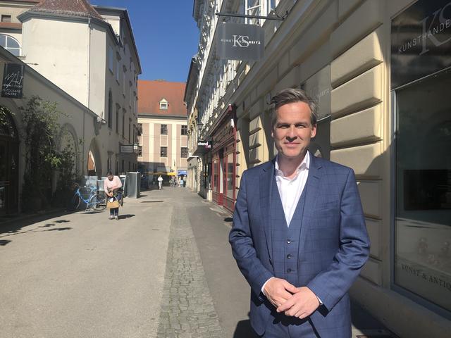 ORF-Moderator Tarek Leitner vor dem Elternhaus seines Vaters in der Bischofstraße 3.