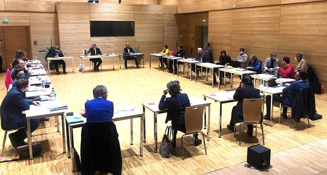 Sitzung mit Abstand - Gemeinderat Kitzbühel am 4. Mai im LMS-Saal. | Foto: Kogler
