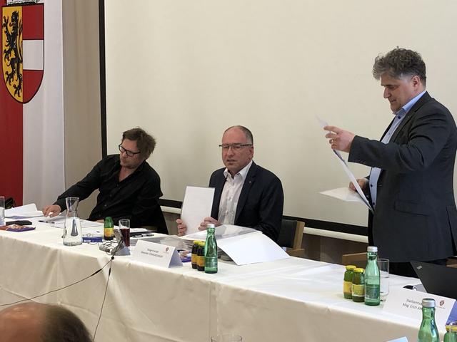 Bürgermeister Alexander Stangassinger (m.), Amtsdirektor Erich Angerer (r.), Jakob Hilzensauer (Büro des Bürgermeisters, l.).