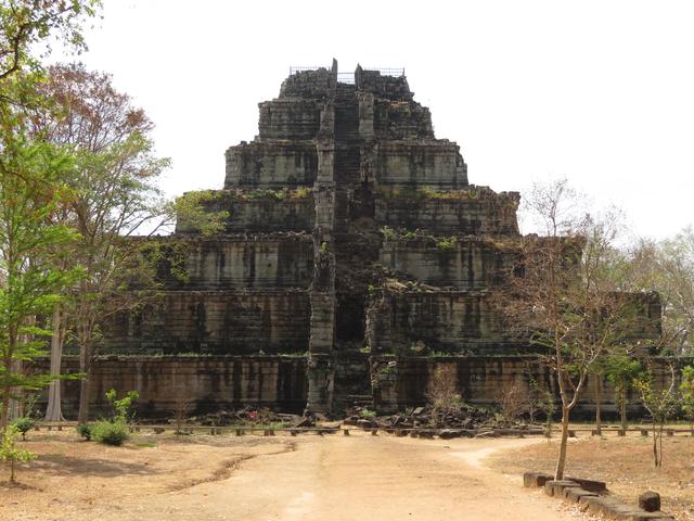 13.02.2020 die Pyramide Prasat Prang. Sie trug an der Spitze eine riesige Linga ( heute verschwunden)
und war die höchste Pyramide ihrer Zeit (im 10. Jhd.)