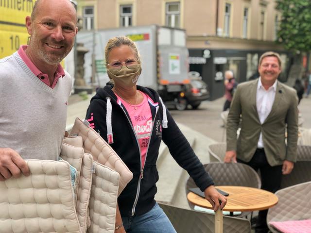 Gastgärten sperren am Freitag wieder auf. Sandra und Christian Pasterk von der "Caffé Latte Bar" bereiten bereits alles vor. | Foto: Stadt Villach/Kofler