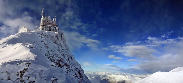 Sonnblick-Observatorium (Rauris, Pinzgau) der Zentralanstalt für Meteorologie und Geodynamik (ZAMG), auf 3.100 Metern Seehöhe. Seit 1886 wird dort gemessen und geforscht.