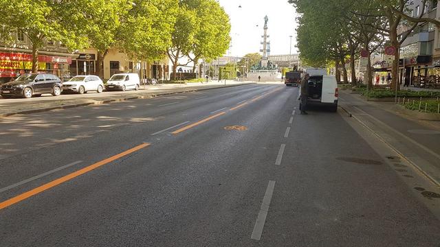 In einer Facebook-Gruppe warnen Betroffene vor Reißnägeln, die jemand am temporären Radweg in der Praterstraße verstreut hat.