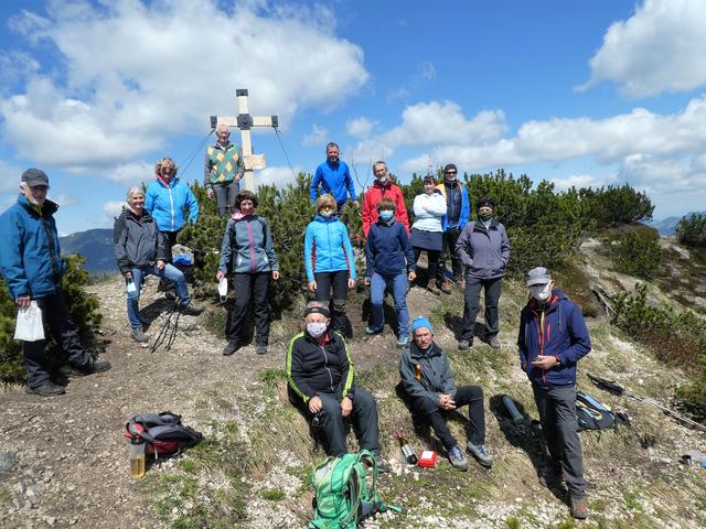 Die erste Bergtour nach den coronabedingten Einschränkungen führte den Alpenverein Grieskirchen auf den Wasserklotz (1505 m) im Nationalpark Kalkalpen. Der weitläufige Gipfel des Wasserklotz erlaubte ein Gipfelfoto mit den Teilnehmern unter Einhaltung der Abstandsbestimmungen (Stichwort Babyelefant).  | Foto: Hermann Wetzlmair