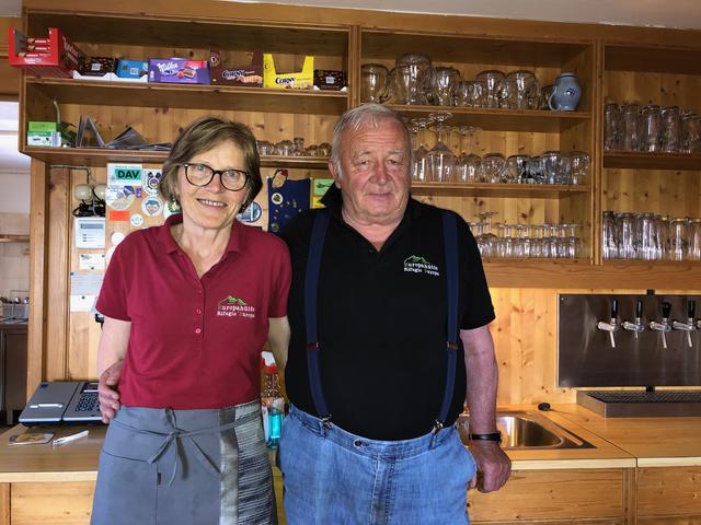 Hüttenwirt Helmuth Holzer mit Gattin Josefine | Foto: Kainz