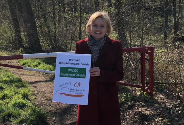 Bezirksvorsteherin Silke Kobald wünscht sich, dass die Bedeutung des Biosphären Park Wienerwald mit Schildern sichtbar gemacht wird