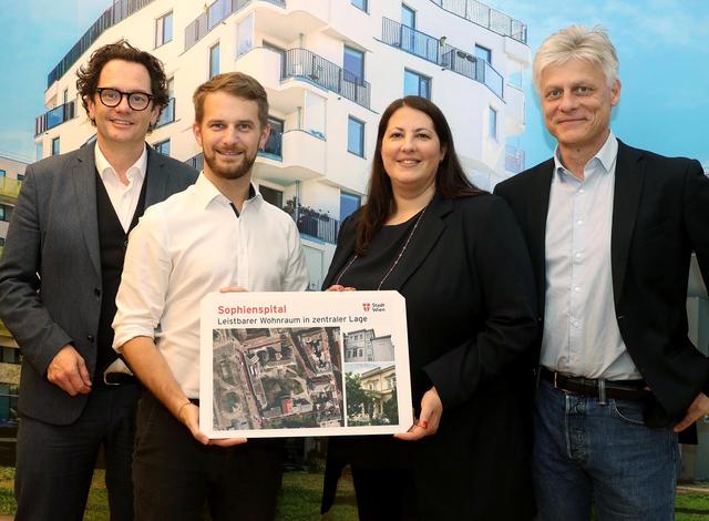 Bezirksvorsteher Markus Reiter, Gemeinderat Peter Kraus, Wohnbaustadträtin Kathrin Gaal und Bezirksvorsteher-Stellvertreter Gallus Vögel (v.l.).