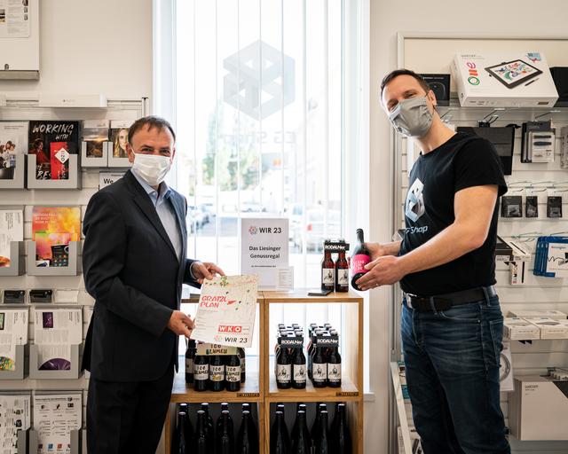 Bezirksvorsteher Gerald Bischof (l.) und CG-Shop-Geschäftsführer Markus Fiala präsentieren das erste Liesinger Genussregal.
