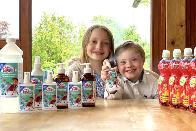 Marie und Franz sind nicht nur vom "Pumuckl Kizzl Wasser" begeistert, sondern auch von "Super Saubi", damit Handdesinfektion so selbstverständlich wie Kinderspiel wird. | Foto: Hinteregger