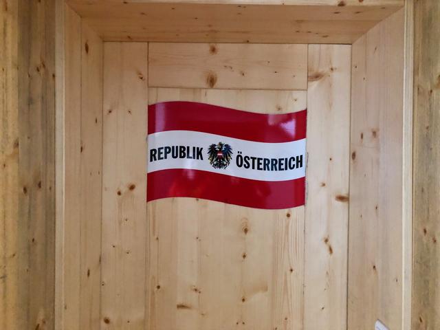 Abendessen in Italien oder Österreich? Auf der direkt auf der Staatsgrenze liegenden Schutzhütte ist beides möglich! | Foto: Kainz