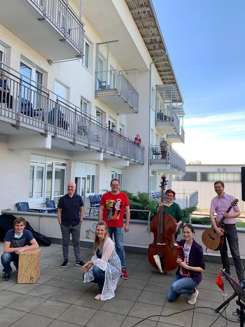 Die sieben Musiker vor dem Ennser Zentrum für Betreuung und Pflege.