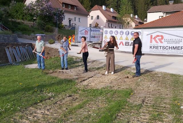 Bürgermeisterin Maria Benedetter (Mitte) mit Vize Manuel Berger, Direktorin Gisela Pernkopf (2.v.re.) und den Gemeinderäten Leopoldine Sanglhuber und Wolfgang Eibl.  | Foto: Gemeinde Rosenau