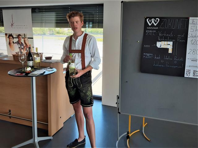 Jungwinzer Karl Wölflinger präsentiert die Zukunft seines Heurigen, seine Speisenkreation und einen passenden Wein. | Foto: Weinbauschule Krems