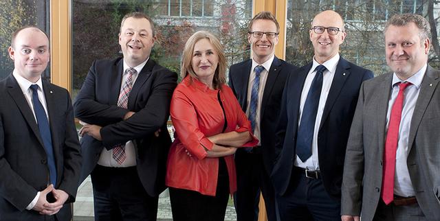 Die Kundenbetreuer der Abteilung Kommerz und Immobilien mit Vorstandsdirektorin Gertrude Schwebisch. V.l.n.r.: Bernd Fuzir, Walter Lechner, Gertrude Schwebisch, Stephan Handler, Herbert Gschaider und Martin List.
Hinweis: Das Foto wurde vor der Corona-Krise aufgenommen.