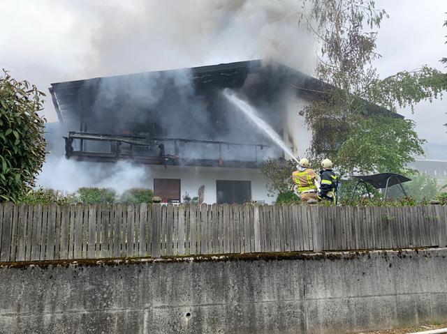 In Mils brannte der Dachstuhl eines Hauses. | Foto: Zeitungsfoto