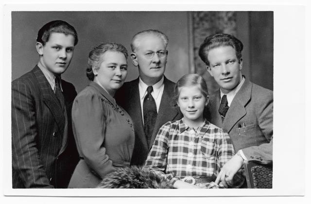 Ein Familienfoto mit Vater Rudolf (Mitte) und den Geschwistern aus dem Jahr 1944.