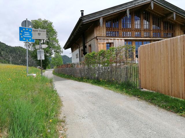 Staatsgrenze quer durch ein Grundstück.
