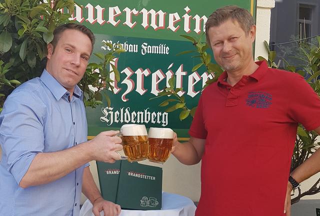 "Der Brandstetter": Chef Thomas Platzer (r.) und Geschäftsführer Thomas Gindl stoßen auf das Wiederaufsperren an. | Foto: Der Brandstetter