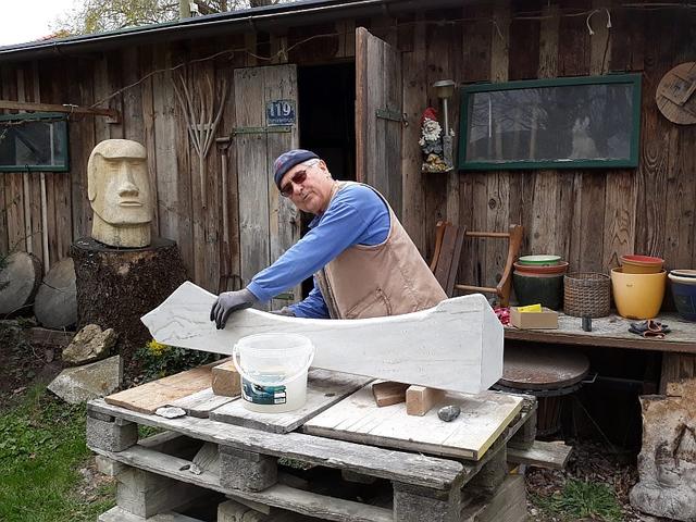 Hier entsteht die Coronasäule, im Hintergrund die Büste von Trump. | Foto: Foto: Schmid