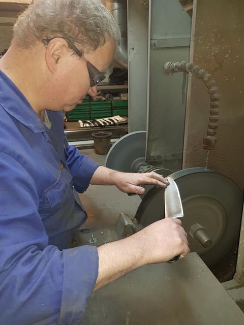 Messerschneidemeister Andreas Pascher bei der Arbeit im Geschäft in der Bismarkstraße.