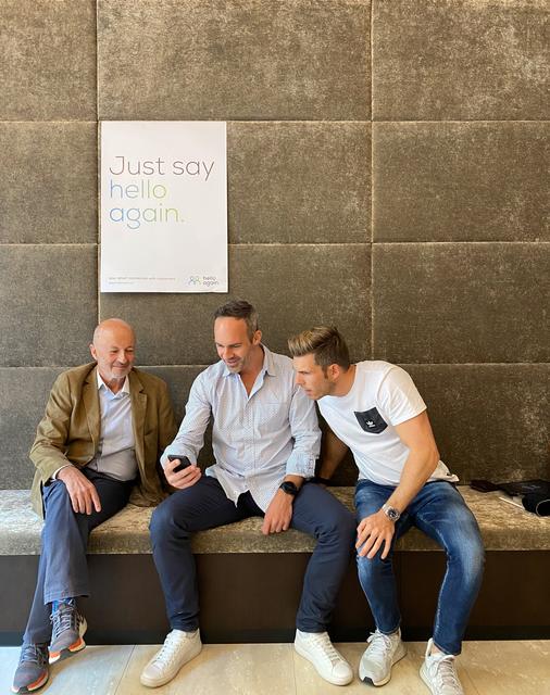 Die Investoren Hansi Hansmann (l.) und Runtastic-Gründer Florian Gschwandtner (r.) mit hello again-Chef Franz Tretter.