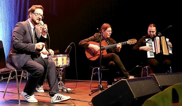 Simon Kräutler, Stefan Wolf und Alexander Goidinger gemeinsam auf der Bühne. Kulturstadträtin Uschi Schwarzl reagierte auf den offenen Brief von Stefan Wolf. | Foto: S. Wolf