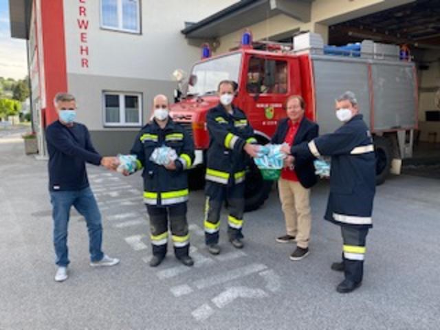 Vizebgm. Josef Habeler, Alexander Koch. Kdt.Stv. Karl Baier, Bgm. Matthias Weghofer, Paul Koch bei der Übergabe der Schutzmasken in Wiesen | Foto: Wiesen