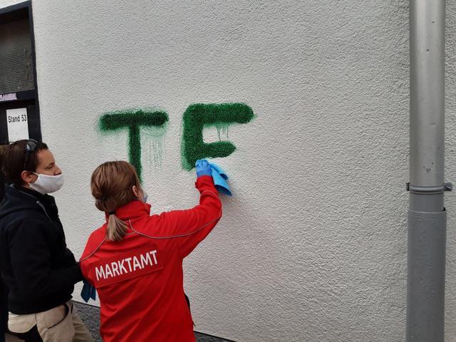 Das Marktamt hat natürlich den neuen Anti-Graffiti- Anstrich ausprobiert. Und es funktioniert.