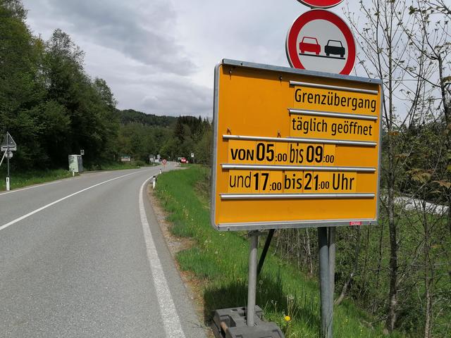 Die Grenze ist derzeit von 5 bis 9 und von 17 bis 21 Uhr geöffnet. Auch Landwirte müssen sich an die Vorgaben halten.
