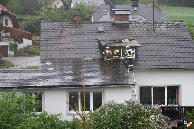 Am 11. Mai fegten Sturmböen Kamine vom Dach und Bäume auf die Straße. | Foto: FF Haslach
