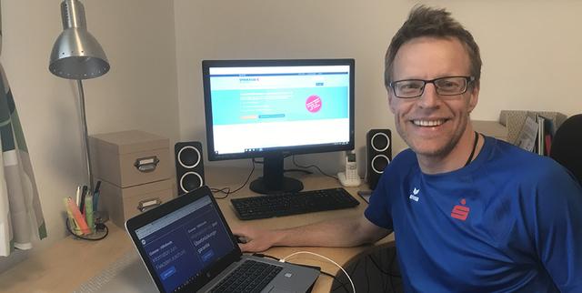 Kommerz-Kundenbetreuer und „Förderungsspezialist“ Stephan Handler unterstützt seine Kunden aus dem Home Office bei der Antragsstellung an die verschiedenen Förderstellen.