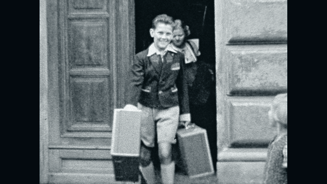 Alfred Leitner als junger Bursch vor dem Haus in der Bischofstraße 3.