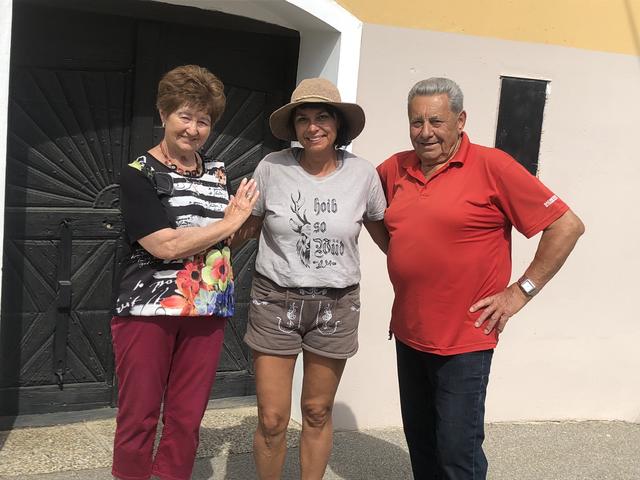 Ehe hielt auch ohne Ring: Maria (75) und Ernst (76) König. Mitte: Nachbarin Susi Mende - auf ihrem Grund war der Ring | Foto: Schwameis