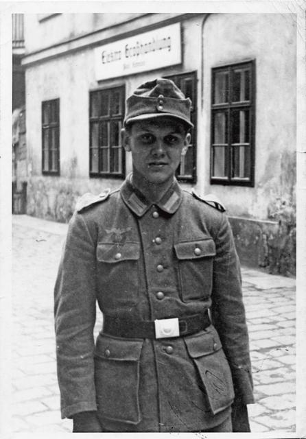 Alfred Leitner als junger Soldat auf Heimaturlaub.