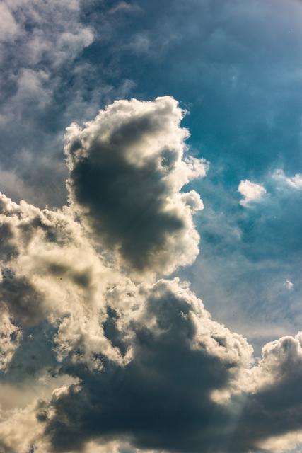 auch der Himmel spielt mit.