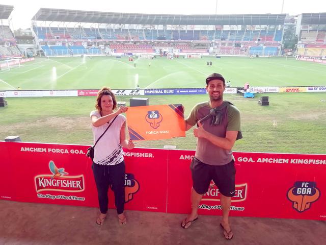 Mit Freundin Betty im Stadion des FC Goa. | Foto: CN12/Novak