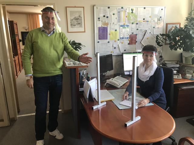 Bürgermeister Michael Cech mit Assistentin Sabine Ellegast mit Scheibenschutz bei der Arbeit.