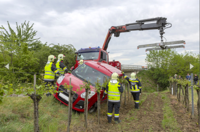 In Gneixendorf rutschte ein Fahrzeug in den Weingarten. | Foto: Manfred Wimmer