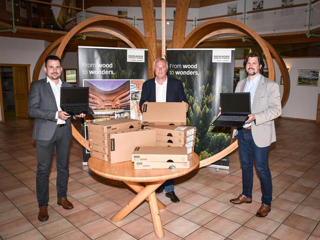 Übergabe: Georg Dürregger, Geschäftsführer der HASSLACHER Holzbausysteme GmbH in Hermagor, Norbert Leitner, Direktor der Musik-NMS Hermagor und Christoph Kulterer, Geschäftsführer der HASSLACHER Gruppe | Foto: Hans Jost