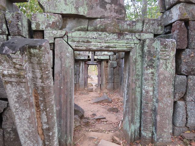 13.02.2020 steinerne Türrahmen in einer Tempelanlage der Nordgruppe