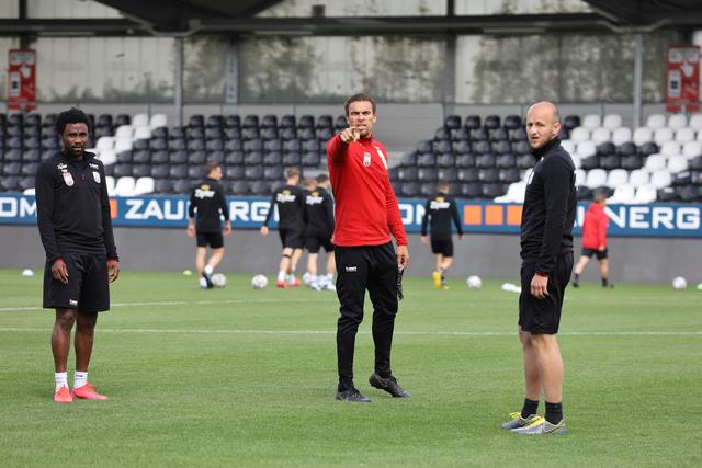 Coach Valerien Ismael coacht seine Spieler individuell: Tetteh und Trauner lauschen dem Trainer.