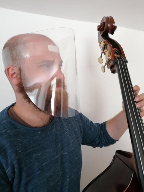 Musiklehrer arbeiten in Bad Gams mit Schutzvisier.  | Foto: Strunz