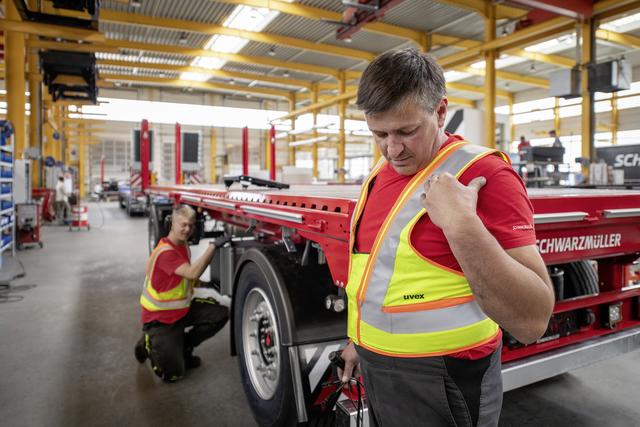 Die Distanzweste soll Mitarbeitern helfen während des Arbeitsprozesses den Sicherheitsabstand einzuhalten.  | Foto: Schwarzmüller