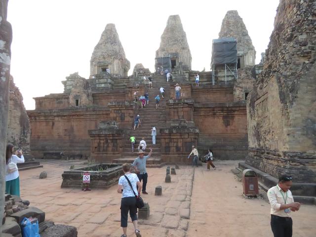 13.02.2020 Tempel Pre Rup Angkor-Gebiet - "schnell, schnell da hinauf bevor die Sonne weg ist"