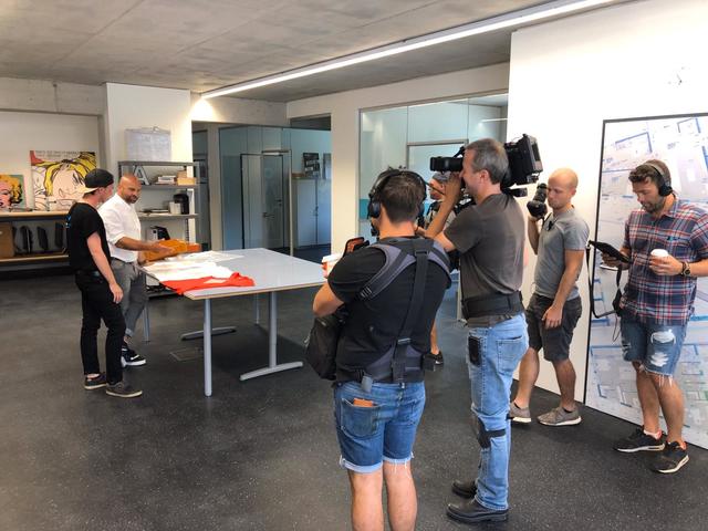 Wie man Netflix nutzt, ist fast allen klar. Doch wie ist es, wenn man in die Kamera, statt in den Bildschirm schaut? Die BEZIRKSBLÄTTER haben nachgefragt. | Foto: Markus Gertsgrasser/MAGS Werbetechnik