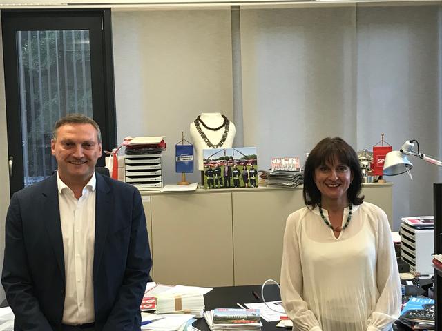 Coronabedingt ein Abstand dazwischen: Manfred Baumberger und Renate Heitz.